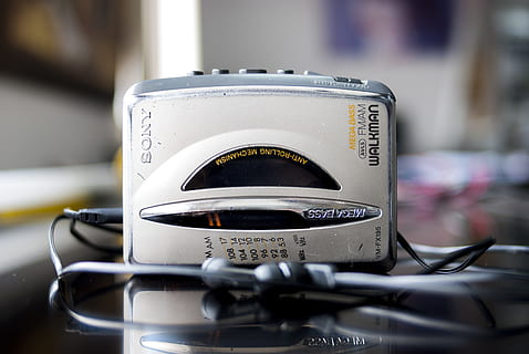walkman, teknologi, hold, elektronik, tæt på, kamera - fotografisk udstyr, fotografering temaer, filmindustrien, fotografisk udstyr, indendørs, ingen mennesker, objektiv - optisk instrument, kunstkultur og underholdning, fokus på forgrunden, kamera, stilleben, digitalt kamera, tekst, udstyr, bord, selektiv fokusering, kamera film, 4K, CC0, offentligt domæne, royaltyfrie