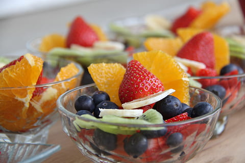 tazza, frutta, costi, arancia, fragola, Kiwi, Banana, mirtillo, cibo, cibo e bevande, mangiare sano, frutti di bosco, benessere, freschezza, ciotola, insalata, variazione, scelta, Macedonia, avvicinamento, in casa, tavolo, nessuno, pasto, prima colazione, spuntino, 5K, CC0, dominio pubblico, privo di copyright