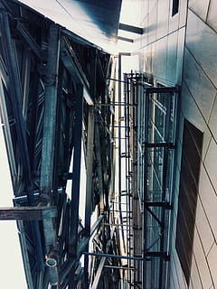 industrial, angular, arquitectura, estructura construïda, exterior de l'edifici, cap gent, dia, vista d’angle baix, metall, a l'aire lliure, naturalesa, edifici, connexió, escala, indústria, reflexió, passos i escales, cel, barana, transport, generació de combustible i energia, funció de construcció de parets, Font d'alimentació, 4K, CC0, domini públic, lliure de regalies