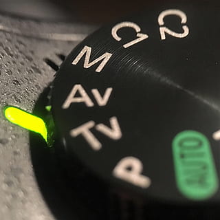 マクロ, ダイヤルする, c2, c1, 自動, カメラ, キヤノン, 口径, マニュアル, 閉じる, テキスト, コミュニケーション, 数, 無人, セレクティブフォーカス, 技術, 西洋文字, 黒色, 緑色, 屋内で, 前景に焦点を当てる, 符号, ハイアングル, 静物, 大文字, 日, 情報, 写真のテーマ, 矢印記号, 1080P, CC0, パブリックドメイン, ロイヤリティフリー
