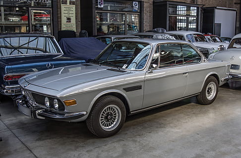 BMW, Coupe, Oldtimer, Auto, Sportwagen, Fahrzeug, Silber-, alt, klassisch, Transportsystem, Transportmittel, Kraftfahrzeug, Transport, Landfahrzeug, Stadt, gebaute Struktur, die Architektur, Gebäudehülle, Straße, keine Leute, Retro-Stil, stationär, Tag, draußen, Parkplatz, in einer Reihe, 4K, CC0, gemeinfrei, lizenzfrei