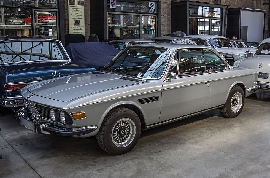 bmw, coupe, oldtimer, automàtic, cotxe esportiu, vehicle, plata, vell, clàssic, sistema de transport, manera de transport, cotxe, automòbil, transport, vehicle terrestre, ciutat, estructura construïda, arquitectura, exterior de l'edifici, cotxe d'època, carrer, cap gent, estil retro, estacionari, dia, a l'aire lliure, aparcament, en fila, 4K
