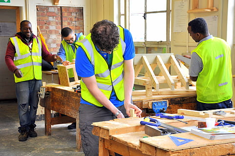 costruzione, apprendimento, carpenteria, falegname, formazione scolastica, Nottingham, città, Università, in piedi, lavoro, uomini, occupazione, industria, legno - materiale, abbigliamento riflettente, sicurezza, adulto, maschi, industria di costruzioni, in casa, femmine, donne, detenzione, capi di abbigliamento, gruppo di persone, lavoro di squadra, 4K, CC0, dominio pubblico, privo di copyright