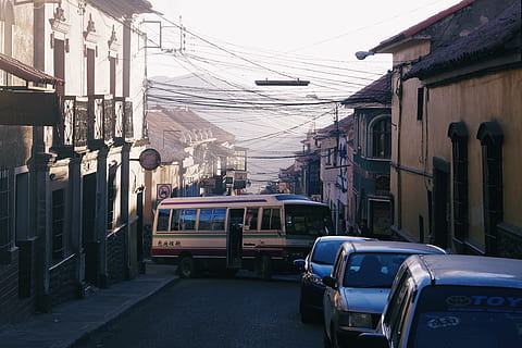 bolivia, manera de transport, transport, arquitectura, exterior de l'edifici, vehicle terrestre, ciutat, estructura construïda, cotxe, cable, automòbil, carrer, transport públic, naturalesa, edifici, cel, transport per ferrocarril, dia, electricitat, línia elèctrica, barri residencial, pista, 4K, CC0, domini públic, lliure de regalies