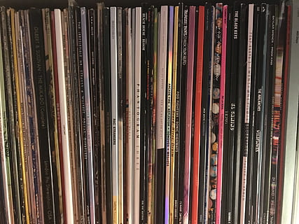 Vinyl-Stapel, Vinyl, Stapel, Aufzeichnung, Jahrgang, Musik-, klingen, Detail, Dreh, Nahansicht, Buch, Veröffentlichung, Vollbild, große gruppe von gegenständen, Hintergründe, Fülle, Regal, keine Leute, Wahl, Variation, drinnen, Sammlung, Anordnung, Bildung, Stillleben, Seite an Seite, Bücherregal, Kunst, Kultur und Unterhaltung, Auftrag, Lehrbuch, 4K