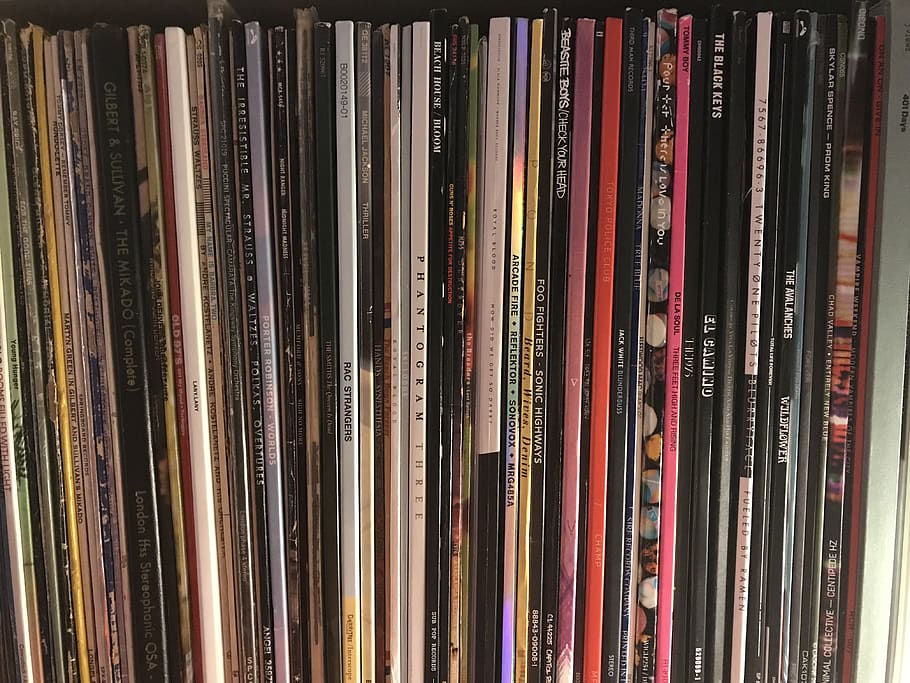 Vinyl-Stapel, Vinyl, Stapel, Aufzeichnung, Jahrgang, Musik-, klingen, Detail, Dreh, Nahansicht, Buch, Veröffentlichung, Vollbild, große gruppe von gegenständen, Hintergründe, Fülle, Regal, keine Leute, Wahl, Variation, drinnen, Sammlung, Anordnung, Bildung, Stillleben, Seite an Seite, Bücherregal, Kunst, Kultur und Unterhaltung, Auftrag, Lehrbuch, 4K