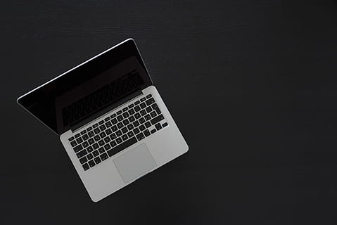 birou, muncă, Afaceri, spațiu de lucru, masa, gadget-uri, macbook, laptop, calculator, top, vedere, maro, tehnologie, tehnologia fără fir, comunicare, conexiune, tastatură, în interior, dispozitiv portabil de informații, spațiu copie, echipamente de calcul, nici o persoana, Fundal negru, a închide, tastatura, vedere în unghi mare, natură moartă, studio shot, Monitorul computerului, întuneric, 4K, CC0, domeniu public, fără drepturi de autor