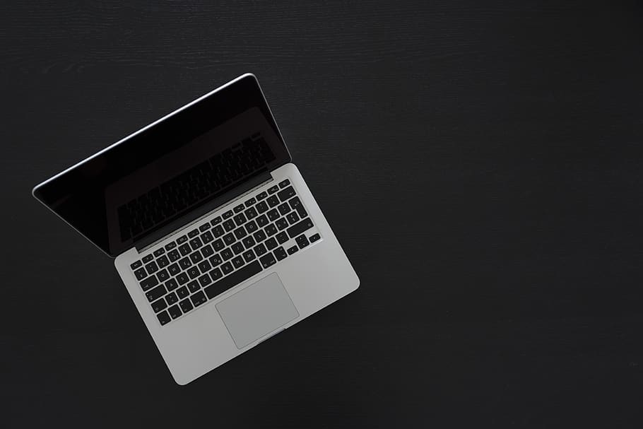 birou, muncă, Afaceri, spațiu de lucru, masa, gadget-uri, macbook, laptop, calculator, top, vedere, maro, tehnologie, tehnologia fără fir, comunicare, conexiune, tastatură, în interior, dispozitiv portabil de informații, spațiu copie, echipamente de calcul, nici o persoana, Fundal negru, a închide, tastatura, vedere în unghi mare, natură moartă, studio shot, Monitorul computerului, întuneric, 4K