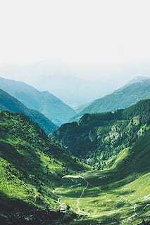 aereo, fotografia, verde, montagne, montagna, albero, valle, foresta, bosco, erba, paesaggio, voglia di girovagare, natura, ombra, luce, orizzonte, carta da parati verticale, carta da parati della natura, sfondo, carta da parati di montagna, pendenza di montagna, pendenza, sentiero di montagna, montagna Verde, collina, all'aperto, Paesaggi, colore verde, estate, prato, cielo, scena rurale, Europa, blu, bellezza nella natura, viaggio, nessuno, nuvola - cielo, catena montuosa, scena non urbana, picco di montagna, ambiente, primavera, campo, giorno, turismo, escursioni a piedi, pascolo, 5K, CC0, dominio pubblico, privo di copyright