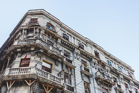 arquitectura, edificio, infraestructura, estructura, establecimiento, apartamento, ventanas, nubes, cielo, exterior del edificio, estructura construida, vista de ángulo bajo, cielo limpio, día, nadie, ventana, naturaleza, ciudad, balcón, Distrito residencial, al aire libre, antiguo, luz del sol, viaje, sección alta, historia, 5K, CC0, dominio público, libre de derechos