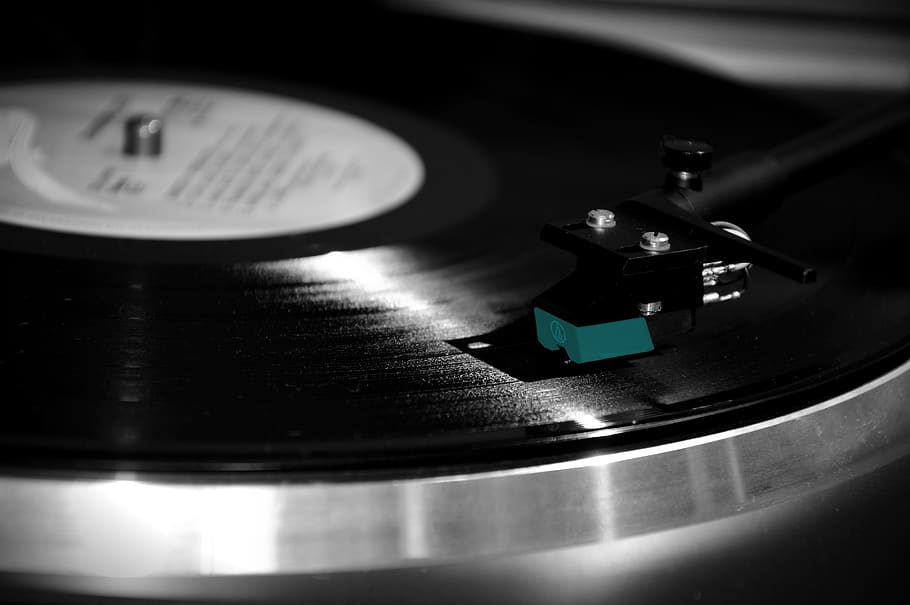 negre, platet de plata, dades, mono, jugar, registre, brillant, so, taula giratòria, vinil, música, cultura i entreteniment artístic, primer pla, agulla del reproductor, estil retro, instrument musical, enfocament selectiu, gramòfon, cap gent, tecnologia, girant, a l'interior, equip d’àudio, equipament, moviment, equipament musical, metall, 5K