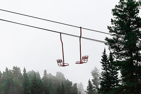 två kabel stolar, träd, växt, abies, gran, barrträd, tall, stollyft, kabel-, utomhus, transport, kall, vinter-, skog, dimma, resa, skidlift, snö, linbana, himmel, lågvinkelvy, kabelbanan, natur, dag, klar himmel, inget folk, förbindelse, skönhet i naturen, transportsätt, landa, tillväxt, sport, 4K, CC0, offentligt domän, royaltyfria