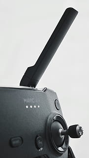 elektroniikka, kamera, sovitin, antenni, kaukosäädin, harmaa, valkoinen, rakenne, tavoittaa, lentää, valmis, ottaa pois, kiitorata, hissi, nosto, häilyä, ohjata, teho, tuote, ei ihmisiä, sisällä, lähikuva, studio ammuttu, asetelma, yksi kohde, valkoinen tausta, laitteet, metalli-, musta väri, ihmisen esine, mies teki, kopiointitila, tekniikka, koneet, taiteen kulttuuri ja viihde, päivä, työväline, terä, 2K, CC0, public domain, rojaltivapaa