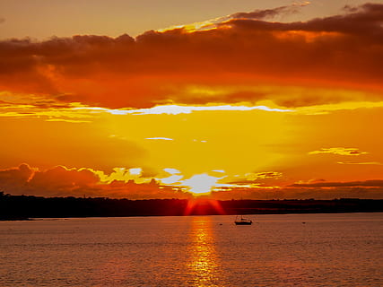 Meer, Boot, Sonne, Wolken, Landschaft, Ozean, Orange, Gelb, Blau, Bäume, Sonnenschein, Sonnenuntergang, Himmel, Szenen - Natur, Wasser, orange Farbe, Schönheit in der Natur, wolke - himmel, ruhige Szene, Ruhe, Ufergegend, Transport, Wasserfahrzeug, Natur, Dramatischer Himmel, idyllisch, Sonnenlicht, Transportmittel, keine Leute, draußen, 2K, CC0, gemeinfrei, lizenzfrei