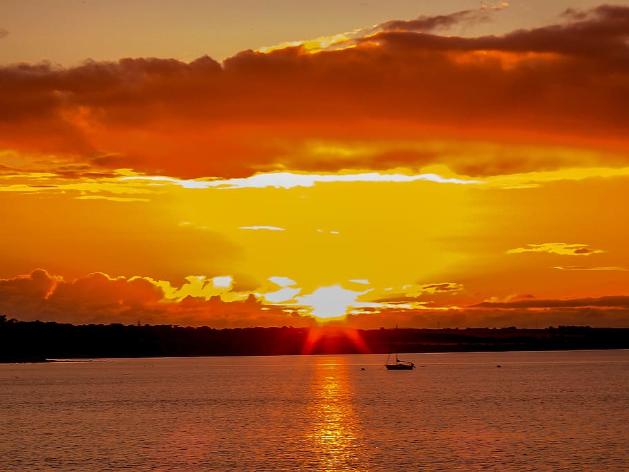 Meer, Boot, Sonne, Wolken, Landschaft, Ozean, Orange, Gelb, Blau, Bäume, Sonnenschein, Sonnenuntergang, Himmel, Szenen - Natur, Wasser, orange Farbe, Schönheit in der Natur, wolke - himmel, ruhige Szene, Ruhe, Ufergegend, Transport, Wasserfahrzeug, Natur, Dramatischer Himmel, idyllisch, Sonnenlicht, Transportmittel, keine Leute, draußen, 2K