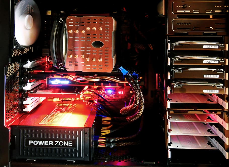 carte mère d'ordinateur noir, CPU, électronique, lumière, la communication, La technologie, texte, personne, illuminé, à l'intérieur, fermer, équipement, vente au détail, machinerie, nature morte, culture artistique et divertissement, achats, écriture occidentale, matériel d'éclairage, nuit, multi couleur, lien, ordinateur, le magasin, 4K