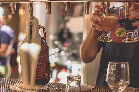 bere, versare, autunno, estate, voglia di girovagare, fabbrica di birra, mestiere, Breckenridge, viaggio, Colorado, birra, rinfresco, alcool, bicchiere, cibo e bevande, bicchiere di vino, tavolo, in casa, attività commerciale, vino, concentrarsi sulle conoscenze acquisite, ristorante, trasparente, bar - stabilimento di bevande, vetro - materiale, bottiglia, persone accessorie, attrezzature domestiche, avvicinamento, bancone da bar, ambientazione, vino rosso, 5K, CC0, dominio pubblico, privo di copyright