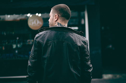 tipo, uomo, indietro, nero, giacca, tatuaggio, pelle, bokeh, città, strada urbana, moda, istituzione, retrovisore, una persona, dalla vita in su, adulto, uomini, sport, testa rasata, in piedi, capi di abbigliamento, in casa, stili di vita, concentrarsi sulle conoscenze acquisite, maschi, persone reali, giovane adulto, forza, attività di svago, 4K, CC0, dominio pubblico, privo di copyright