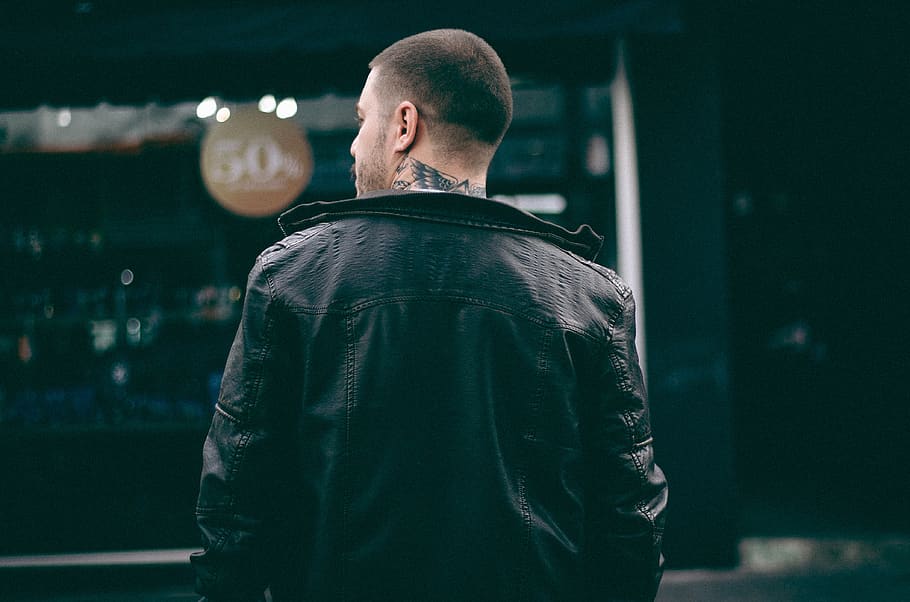 tipo, uomo, indietro, nero, giacca, tatuaggio, pelle, bokeh, città, strada urbana, moda, istituzione, retrovisore, una persona, dalla vita in su, adulto, uomini, sport, testa rasata, in piedi, capi di abbigliamento, in casa, stili di vita, concentrarsi sulle conoscenze acquisite, maschi, persone reali, giovane adulto, forza, attività di svago, 4K