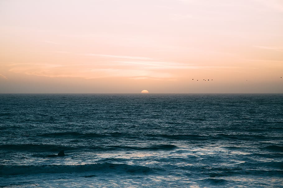 mar, aigua, oceà, onada, horitzó, posta de sol, sortida del sol, muntanya, cel, núvols, escenics - natura, bellesa a la natura, horitzó sobre l’aigua, davant del mar, tranquil·litat, idíl·lic, escena tranquil·la, naturalesa, escena no urbana, cap gent, moviment, color taronja, a l'aire lliure, 5K