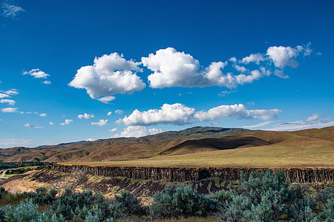 skyene over landskapet, landskap, sky - himmel, himmel, miljø, naturskjønnhet - natur, land, fjell, natur, anlegg, skjønnhet i naturen, blå, dag, ingen folk, gress, ikke-urbane scene, utendørs, landlige scene, grønn farge, rolig scene, halvtørre, 5K, CC0, offentlig domene, opphavsrett gratis