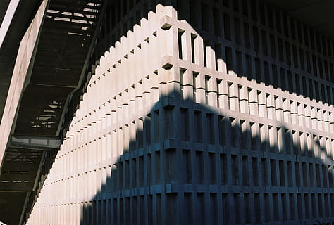 edificio dipinto di grigio, scala, costruzione, edificio per uffici, architettura, ringhiera, corrimano, calcestruzzo, finestra, recinto, film, 35 millimetri, ufficio, ombra, parete, alloggiamento, mattone, Torre, picchetto, condominio, hangar, struttura costruita, Inquadratura dal basso, esterno dell'edificio, modello, nessuno, giorno, all'aperto, luce del sole, natura, ripetizione, il passato, metallo, storia, caratteristica della parete, religione, tetto, luogo di culto, 5K, CC0, dominio pubblico, privo di copyright