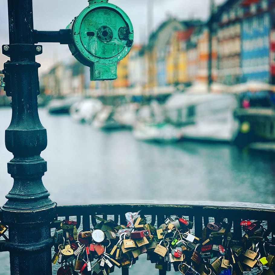 cadenats de colors assortits, aigua, københavn, Dinamarca, nyhavn 24, barana, vehicle, transport, vaixell, cotxe, automòbil, davant del mar, embarcacions, roba, humà, persona, moll, metall, arquitectura, centrar-se en primer pla, cadenat, manera de transport, bloqueig, ciutat, dia, exterior de l'edifici, seguretat, riu, bloqueig d’amor, primer pla, estructura construïda, protecció, pont, a l'aire lliure, pont - estructura feta per l'home, cap gent, emoció positiva, 2K