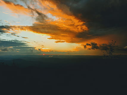 Orange, grau, Wolken, hinterleuchtet, dunkel, dunkle Wolken, Dämmerung, Abend, HD Wallpaper, Landschaft, Licht, Natur, szenisch, Himmel, Sturm, Sonne, Sonnenuntergang, Baum, Wetter, wolke - himmel, Schönheit in der Natur, Szenen - Natur, Ruhe, orange Farbe, ruhige Szene, Umgebung, idyllisch, Silhouette, keine Leute, draußen, Nicht-städtische Szene, majestätisch, Dramatischer Himmel, Atmosphäre, 4K, CC0, gemeinfrei, lizenzfrei