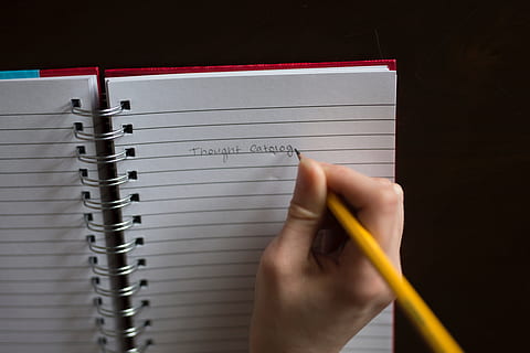 persona, scrittura, bianca, foderato, carta, avvicinamento, composizione, dati, diario, documento, formazione scolastica, mano, Nota, taccuino, pagina, matita, scuola, testo, Scrivi, detenzione, mano umana, una persona, parte del corpo umano, in casa, quaderno a spirale, bloc notes, comunicazione, copia spazio, libro, pubblicazione, vuoto, lista di cose da fare, sfondo nero, elenco, 5K, CC0, dominio pubblico, privo di copyright