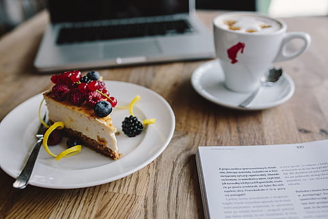 travail, restaurant:, macbook, cheesecake, tasse, café, espace de travail, lieu de travail, technologie, ordinateur, La technologie, mobile, bureau, bureau en bois, portable, fruits, gâteau, affaires, intérieur, table en bois, Nourriture et boisson, aliments, agresser, table, boisson, tasse à café, café - boisson, fraîcheur, assiette, aliments sucrés, à l'intérieur, la communication, cuit, fruit, ustensile de cuisine, vaisselle, rafraîchissement, sucré, Technologie sans fil, soucoupe, repas, petit déjeuner, personne, 4K, CC0, domaine public, libre de droits