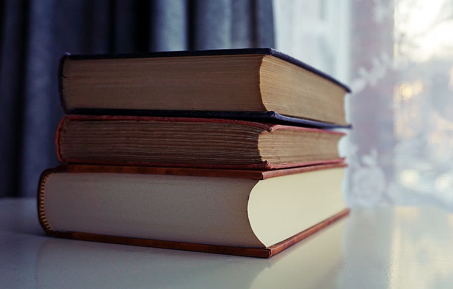 tres, apilats, llibres, blanc, fusta, taula, enllaços de llibres, pila de llibres, prestatgeria, dades, educació, coneixement, biblioteca, literatura, llibres antics, lectura, recerca, estudiar, llibre de text, saviesa, llibre, publicació, pila, a l'interior, aprenentatge, cap gent, primer pla, centrar-se en primer pla, natura morta, llibre de tapa dura, en fila, vell, ordre, experiència, absència, 5K