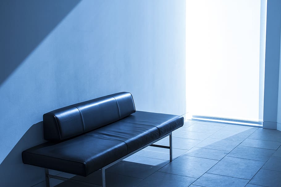 llum solar, sofà, llum, habitació, vestíbul, oficina, blau, a l'interior, modern, habitació domèstica, escàs, buit, cap gent, interior de casa, sòls, arquitectura, absència, funció de construcció de parets, cadira, senzillesa, mobles, seient, còpia espai, sala d'estar, estructura construïda, casa, butaca, luxe, netejar, 2K