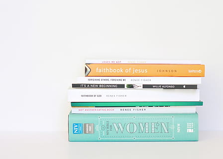 geassorteerde boeken, studio opname, kopie ruimte, tekst, binnenshuis, westers schrift, geen mensen, communicatie, witte achtergrond, detailopname, stilleven, uitknippen, groep objecten, script, niet-westers schrift, enkel object, aantal, drie objecten, gezondheidszorg en medicijnen, financiën, bedrijf, 2K, CC0, publiek domein, royaltyvrij