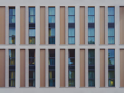 bianca, Marrone, architettonico, design, facciata, finestra, costruzione, riflessione, urbano, architettura, deutschland, Germania, Köln, colonia, città, moderno, simmetria, geometrico, geometria, esterno dell'edificio, struttura costruita, vetro - materiale, nessuno, fianco a fianco, fotogramma intero, giorno, all'aperto, sfondi, di fila, modello, trasparente, ripetizione, Inquadratura dal basso, natura, bicchiere, edificio per uffici esterno, 5K, CC0, dominio pubblico, privo di copyright