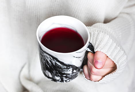 persona, pull-over, rojo, invierno, temperamental, estado animico, Gemütlich, tee, getränk, higge, acogedor, casa, fuera de, frío, calentar, caliente, té, beber, parte del cuerpo humano, una persona, mano humana, vaso, refresco, parte del cuerpo, de cerca, participación, mano, comida y bebida, jarra, bebida, bebida caliente, adulto, adentro, taza de te, ropa de abrigo, 4K, CC0, dominio público, libre de derechos
