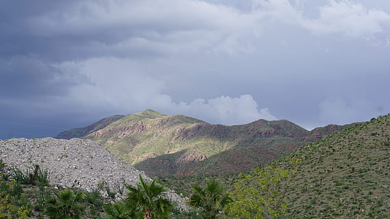 berg-, schaduw, licht, palm, groen, wolk, bewolkt, vrede, rust uit, stoer, toneel-, landschap, struik, episch, wolk - lucht, scenics - natuur, schoonheid in de natuur, hemel, rustige scène, kalmte, niet-stedelijke scène, geen mensen, natuur, milieu, dag, land-, idyllisch, fabriek, buitenshuis, afgelegen, bergketen, 5K, CC0, publiek domein, royaltyvrij