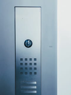 grå elektronisk enhed, dør, skab, sikker, sikkerhed, privat postkasse, plante, blomstre, blomst, pæon, etage, kiosk, elevator, kombinationslås, låse, dræne, murske, vægt, vand, springvand, drikker springvand, indgang, teknologi, beskyttelse, kontrollere, metal, ingen mennesker, sikkerhedssystem, forretning, nummer, indendørs, trykknap, arkitektur, lukket, tæt på, kontrolpanel, sølvfarvet, stål, tastatur, lejlighed, bank, 2K, CC0, offentligt domæne, royaltyfrie