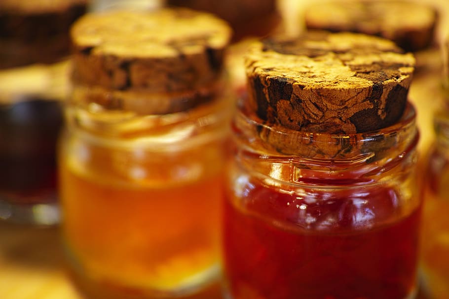 gem, sticla, minuscul, drăguţ, dulce, sezon, natural, sănătos, bomboane, calorii, mic dejun, borcanul, alimente, bucătărie, fruct, transparent, proaspăt, aromă, vitamină, nutriție, mancare si bautura, alcool, gustare, băutură, a închide, recipient, nici o persoana, în interior, selectiv, grup de obiecte, să se concentreze asupra primelor elemente, prospeţime, alegere, pahar de băut, trei obiecte, studio shot, roșu, sticlă, 4K