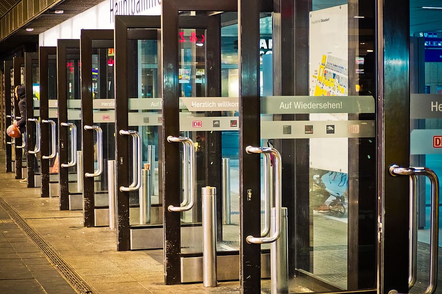 portes, obert, sèrie, entrada, arquitectura, obertura de la porta, edifici, exterior, vidre, ciutat, estació central, düsseldorf, sortida, passatge, tiradors de portes, en fila, cap gent, comunicació, estructura construïda, text, repetició, a l'interior, transport públic, transport per ferrocarril, transport, dia, costat a costat, vidre - material, maquinària, signe, tecnologia, plataforma d’estació de ferrocarril, gran grup d'objectes, 4K