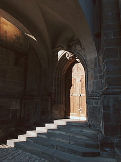 usi inchise, coridor, criptă, lespede de piatră, scară, ardezie, balustradă, uşă, cale, alee, Temniță, pardoseală, în interior, podea, maneca lunga, îmbrăcăminte, maneca, haine, interval, rochie, arhitectură, construită, arc, clădire, trecutul, coloană arhitecturală, istorie, nici o persoana, arcadă, zi, lumina soarelui, calea de urmat, religie, direcţie, lăcaș de cult, credință, tavan, colonadă, 4K, CC0, domeniu public, fără drepturi de autor