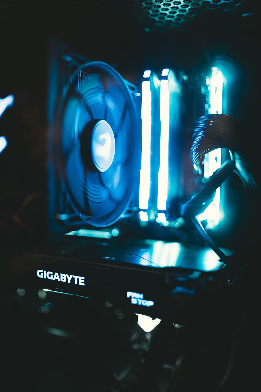 negre, torre d’ordinador de gigabytes, tecnologia, il·luminat, primer pla, control, a l'interior, comunicació, equipament, nombre, text, cap gent, panell de control, guió occidental, equips d’il·luminació, maquinària, blau, brillant, indústria, transport, instrument de mesura, música, 5K