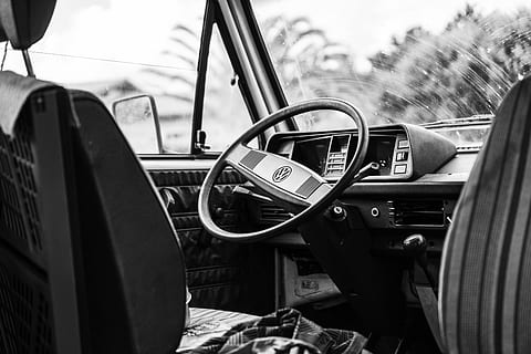 Lenkrad, Auto, Fahrzeug, Automobil, Transport, Frankreich, Capbreton, Maschine, grau, Polster, Autositz, Asphalt, Cabrio, Spur, lange Ärmel, bekleidung, Ärmel, Kleidung, Gangschaltung, Transportmittel, Kraftfahrzeug, Landfahrzeug, Fahrzeuginnenraum, Autoinnenraum, Schalttafel, Tag, Glas - Material, Instrumententafel, Windschutzscheibe, keine Leute, transparent, draußen, Fokus auf den Vordergrund, Natur, Reise, Reflexion, Messgerät - Messinstrument, 5K, CC0, gemeinfrei, lizenzfrei