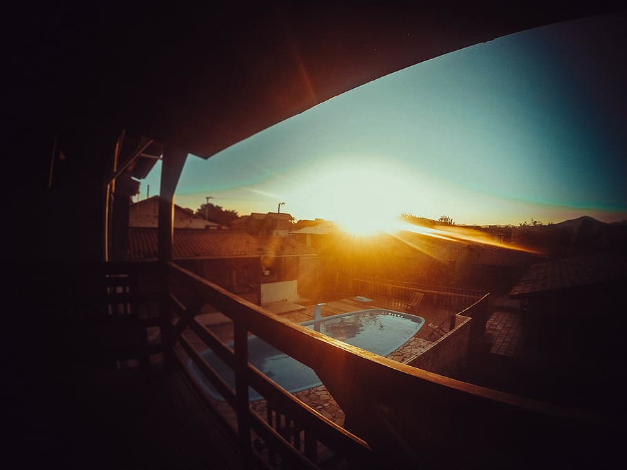 sol, træer, pool, solnedgang, b og b, himmel, linseflare, sollys, arkitektur, solstråle, natur, bygget struktur, vindue, ingen mennesker, bygning udvendig, transportmidler, by, udendørs, bygning, glas - materiale, rækværk, vand, lyse, streaming, solflare, 4K