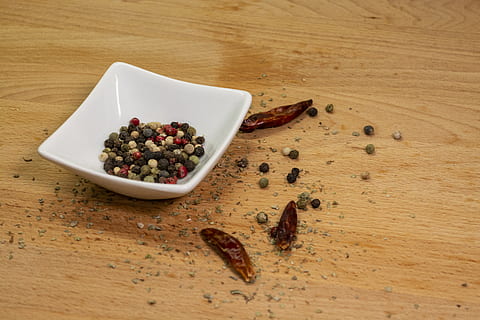 pebre, espècia, agut, cuinar, curry, menjar, picant, gust, ingredient, cuina, pebre vermell, Xile, grans de pebre, fusta, rústic, temporada, bol, porcellana, deliciós, sopar, natural, bio, menjar i beguda, taula, natura morta, material de fusta, vista d’angle alt, alimentació saludable, frescor, benestar, cap gent, a l'interior, fruita, fruites de baies, primer pla, aliments secs, llest per menjar, indulgència, esmorzar, mida de la porció, temptació, 5K, CC0, domini públic, lliure de regalies