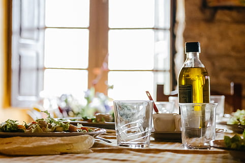 to, tom, klar, stenbriller, mad, kop, glas, asturias, Spanien, salat, måltid, aftensmad, frokost, dug, brunch, bord, vindue, brød, olivenolie, skål, flaske, bordindstilling, hjem, Middelhavet mad, beholder, mad og drikke, indendørs, glas - materiale, drikke, ingen mennesker, forfriskning, dag, sund kost, husholdningsudstyr, sundhedspleje og medicin, drikkeglas, friskhed, stilleben, træ - materiale, urt, 4K, CC0, offentligt domæne, royaltyfrie