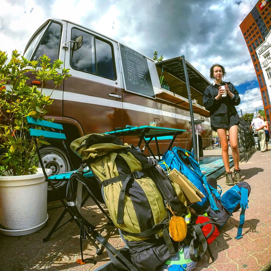 verd, negre, Motxilla de càmping, al costat, blau, plegable, cadira, motxilla, campament, longitud completa, persones reals, una persona, manera de transport, transport, dia, naturalesa, adult jove, activitat d'oci, estils de vida, roba casual, assegut, vehicle terrestre, vista frontal, núvol - cel, dones, dones joves, home jove, a l'aire lliure, curts, 2K