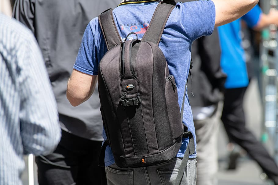 Rucksack, Kamera Tasche, Fotograf, Stehen, Fokus auf den Vordergrund, Mittelteil, Besetzung, echte Menschen, Männer, Menschen, zufällige Menschen, Technologie, Tag, halten, Legere Kleidung, Stadt, Kleidung, Erwachsene, Arbeiten, draußen, Rückansicht, 8K