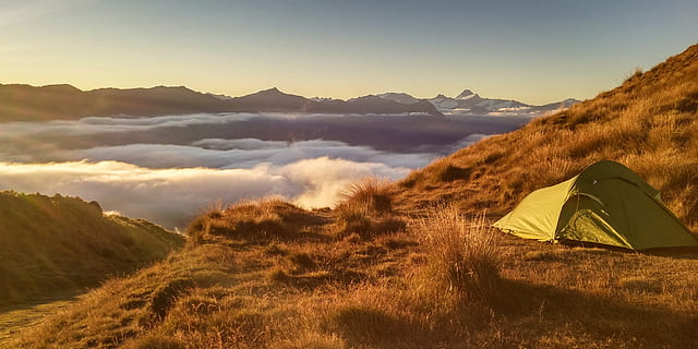 verde, cort, top, Munte, camping, nori, zori de zi, lumina zilei, amurg, ceaţă, iarbă, excursie pe jos, drumeții, peisaj, natură, în aer liber, pitoresc, mare de nori, vârf, cer, scenice - natura, mediu inconjurator, de munte, frumusețe în natură, teren, aventură, liniște, nor - cer, o scenă liniștită, activitate, destinații de călătorie, varf de munte, plantă, nici o persoana, 4K, CC0, domeniu public, fără drepturi de autor