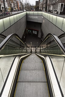 escalator gri, balustradă, Amsterdam, vijzelgracht, Olanda, Terminal, vehicul, tren, gară, transport, scară, mașină, auto, linii, metroul, Subteran, transport public, scară rulantă, jos, gaură, arhitectură, mijloc de transport, vedere în unghi mare, construită, direcţie, nici o persoana, conexiune, în interior, comoditate, comunicare, text, trepte și scări, calea de urmat, călătorie, modern, pasarelă în mișcare, 5K, CC0, domeniu public, fără drepturi de autor