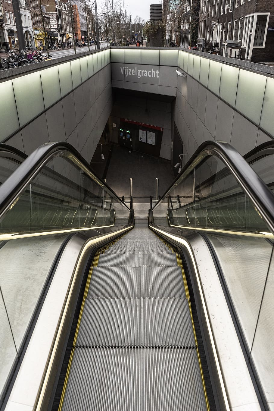 escalator gri, balustradă, Amsterdam, vijzelgracht, Olanda, Terminal, vehicul, tren, gară, transport, scară, mașină, auto, linii, metroul, Subteran, transport public, scară rulantă, jos, gaură, arhitectură, mijloc de transport, vedere în unghi mare, construită, direcţie, nici o persoana, conexiune, în interior, comoditate, comunicare, text, trepte și scări, calea de urmat, călătorie, modern, pasarelă în mișcare, 5K
